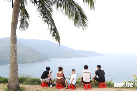 Lễ nắng nóng, người Đà Nẵng kéo lên Sơn Trà đón gió giải nhiệt- Ảnh 7. Mang theo ghế nhựa, đón gió và ngắm biển từ trên cao