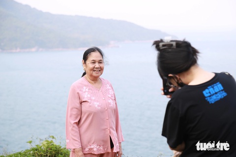 Lễ nắng nóng, người Đà Nẵng kéo lên Sơn Trà đón gió giải nhiệt- Ảnh 8. Không khí mát mẻ và cảnh đẹp khiến những cung đường lên Sơn Trà hút khách
