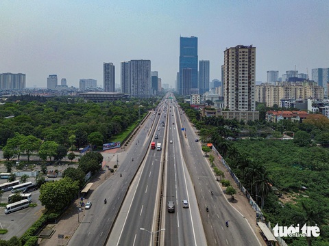Đường phố vắng vẻ, người Hà Nội vật vã trong nắng nóng 39 độ C- Ảnh 3. Sáng nay, đường vành đai 3 còn đông đúc xe cộ hướng về cửa ngõ phía Nam. Tuy nhiên từ khoảng gần trưa, con đường đã vắng lặng. Cục Cảnh sát giao thông cho hay trong hôm nay, lực lượng chức năng cho phép ô tô đi vào làn khẩn cấp để nhanh chóng giải tỏa lượng xe cộ lớn - Ảnh: HỒNG QUANG
