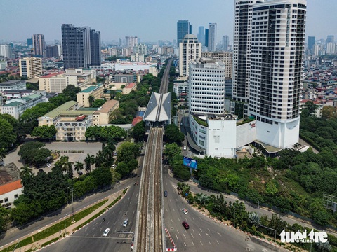 Đường phố vắng vẻ, người Hà Nội vật vã trong nắng nóng 39 độ C- Ảnh 9. Đường Xuân Thủy vắng vẻ khi sinh viên tập trung tại khu vực này nghỉ lễ - Ảnh: HỒNG QUANG
