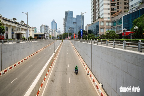 Đường phố vắng vẻ, người Hà Nội vật vã trong nắng nóng 39 độ C- Ảnh 10. Hầm chui Lê Văn Lương lúc giữa trưa - Ảnh: HỒNG QUANG