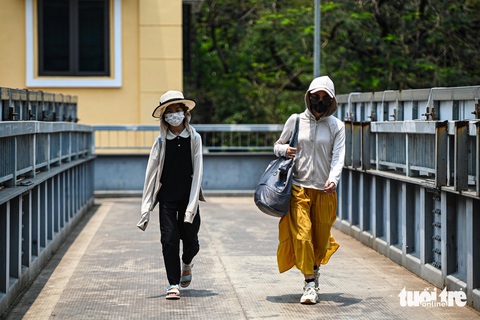 Đường phố vắng vẻ, người Hà Nội vật vã trong nắng nóng 39 độ C- Ảnh 15. Người đi bộ cũng cố gắng bước nhanh để mau chóng thoát khỏi cái nắng - Ảnh: HỒNG QUANG
