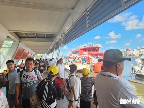 Du khách chen lấn, chờ tàu đi Phú Quốc- Ảnh 1. Du khách đợi xếp hàng dài ở bến tàu Hà Tiên đi Phú Quốc vào sáng 28-4 - Ảnh: BỬU ĐẤU