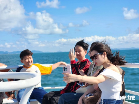Du khách chen lấn, chờ tàu đi Phú Quốc- Ảnh 4. Giới trẻ check-in trên tàu cao tốc từ Hà Tiên đi Phú Quốc - Ảnh: BỬU ĐẤU