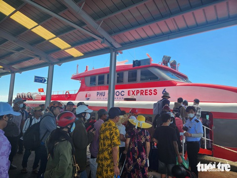 Du khách chen lấn, chờ tàu đi Phú Quốc- Ảnh 5. Đại diện tàu cao tốc Express cho biết đợt lễ 30-4 đã tăng thêm 2 chuyến/ngày để phục vụ du khách - Ảnh: BỬU ĐẤU