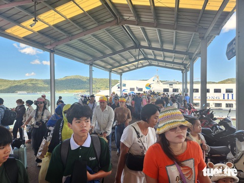 Du khách chen lấn, chờ tàu đi Phú Quốc- Ảnh 6. Từ 10h ngày 28-4, lượng khách từ đất liền ra Phú Quốc ngày càng đông - Ảnh: BỬU ĐẤU