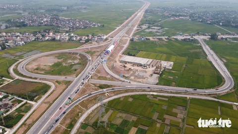 Chính thức thông xe cao tốc Diễn Châu - Bãi Vọt- Ảnh 1. Nút giao Diễn Cát ở huyện Diễn Châu, Nghệ An trên cao tốc Diễn Châu - Bãi Vọt - Ảnh: DOÃN HÒA