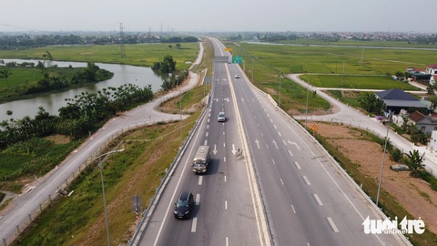 Chính thức thông xe cao tốc Diễn Châu - Bãi Vọt- Ảnh 2. Xe cộ chạy trên cao tốc Diễn Châu - Bãi Vọt chiều 28-4 - Ảnh: DOÃN HÒA