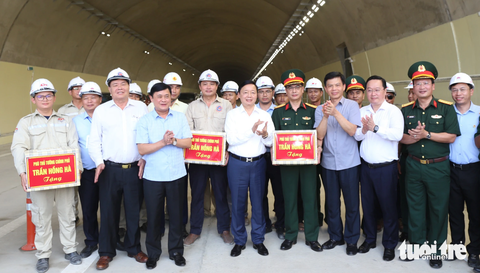 Chính thức thông xe cao tốc Diễn Châu - Bãi Vọt- Ảnh 3. Phó thủ tướng Trần Hồng Hà tặng quà các đơn vị thi công cao tốc Diễn Châu - Bãi Vọt - Ảnh: DOÃN HÒA