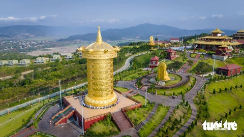 Đất cằn Tu Tra thành điểm đến quốc tế- Ảnh 2. Đại bảo tháp kinh luân lớn nhất thế giới bằng đồng phủ vàng 24k - Ảnh: M.V