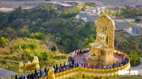 Đất cằn Tu Tra thành điểm đến quốc tế- Ảnh 5. Du khách đi bên Tôn tượng Đức Phật Di Lặc - Ảnh: M.V