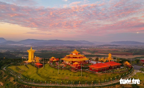 Đất cằn Tu Tra thành điểm đến quốc tế- Ảnh 6. Vùng bình nguyên khô cằn hình thành một khu du lịch thu hút được du khách quốc tế - Ảnh:M.V