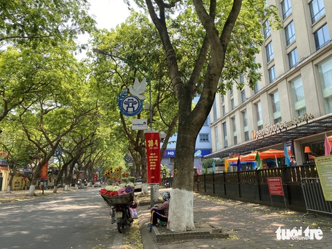 Nắng nóng gay gắt, các địa điểm vui chơi ngoài trời ở Hà Nội vắng hoe- Ảnh 5. Phố Phan Đình Phùng cũng ít du khách lui tới chụp ảnh trong kỳ nghỉ lễ vì trời quá nóng - Ảnh: HÀ THU