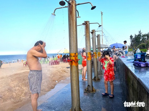 Các vòi sen được TP Tuy Hòa bố trí đầy đủ để người dân và du khách sử dụng trong việc tắm lại bằng nước ngọt - Ảnh: NGUYỄN HOÀNG Các vòi sen được TP Tuy Hòa bố trí đầy đủ để người dân và du khách sử dụng trong việc tắm lại bằng nước ngọt - Ảnh: NGUYỄN HOÀNG