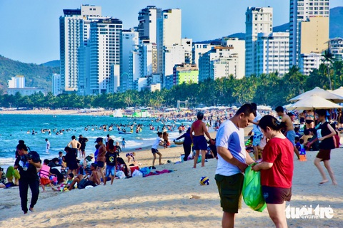 Người dân du khách đổ ra biển Nha Trang để vui chơi, dã ngoại - Ảnh: MINH CHIẾN Đông nghịt người dân, du khách đổ ra biển Nha Trang để vui chơi, hóng mát, tắm biển giải nhiệt trong ngày nóng bức - Ảnh: MINH CHIẾN