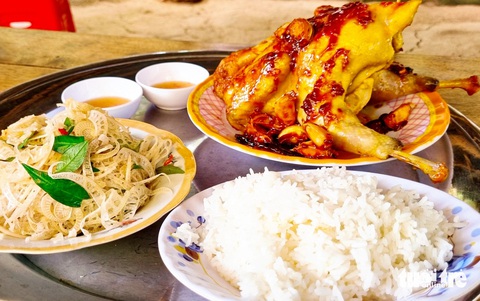 Du lịch xanh Nam Du, Hòn Sơn thu hút khách dịp lễ 30-4- Ảnh 2. Gà đồi cháy tỏi là món ăn độc đáo mà khách đến Hòn Sơn (huyện Kiên Hải, Kiên Giang) không thể bỏ qua - Ảnh: C.CÔNG