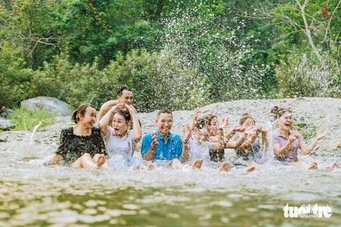 Nắng nóng đỉnh điểm, người dân Nghệ An đổ ra sông, suối- Ảnh 2. Ngoài các điểm du lịch biển lâu nay, nhiều người dân và du khách lại lựa chọn các điểm nghỉ dưỡng, du lịch cộng đồng hoặc sông suối tự nhiên ở các huyện miền núi - Ảnh: RẠNG ĐÔNG