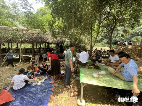 Nắng nóng đỉnh điểm, người dân Nghệ An đổ ra sông, suối- Ảnh 3. Người dân chọn đi du lịch tự túc ở các vùng núi để tiết kiệm chi phí và hòa mình vào thiên nhiên - Ảnh: DOÃN HÒA