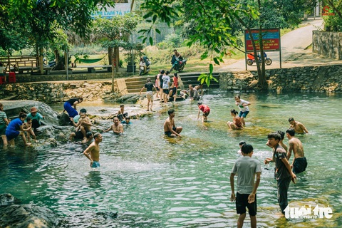 Nắng nóng đỉnh điểm, người dân Nghệ An đổ ra sông, suối- Ảnh 4. Một con suối ở huyện Anh Sơn, Nghệ An thu hút người dân tới tắm mát mỗi buổi chiều - Ảnh: RẠNG ĐÔNG