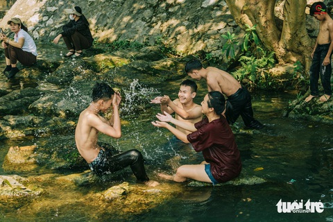 Nắng nóng đỉnh điểm, người dân Nghệ An đổ ra sông, suối- Ảnh 5. Dự báo nắng nóng ở Nghệ An sẽ còn mở rộng và gia tăng vào ngày 28-4, kéo dài đến ngày 30-4 - Ảnh: RẠNG ĐÔNG