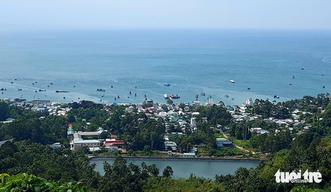 Du lịch xanh Nam Du, Hòn Sơn thu hút khách dịp lễ 30-4- Ảnh 5. Một góc biển đảo Hòn Sơn (huyện Kiên Hải) nhìn từ trên cao - Ảnh: C.CÔNG