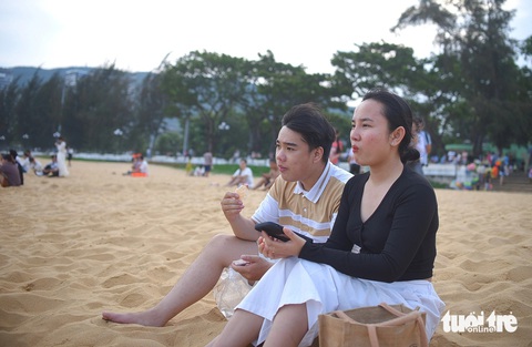 Một đôi bạn trẻ ra ngắm biển, dạo mát - Ảnh: LÂM THIÊN Một đôi bạn trẻ ngắm biển Quy Nhơn - Ảnh: LÂM THIÊN