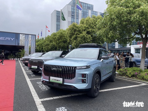 Chi tiết Jaecoo J7 sắp bán ở Việt Nam: Động cơ PHEV cho phép đi tới 1.200km, chống ồn là điểm cộng- Ảnh 1. Jaecoo J7 được ví như bản hybrid của Chery TJ-1. Hai mẫu xe này sử dụng chung thiết kế, nền tảng và chỉ khác một số chi tiết như lưới tản nhiệt, mâm xe, phối màu hay các trang bị và tính năng, tùy theo nhóm khách hàng mục tiêu của từng thương hiệu.