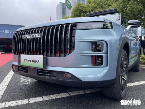 Chi tiết Jaecoo J7 sắp bán ở Việt Nam: Động cơ PHEV cho phép đi tới 1.200km, chống ồn là điểm cộng- Ảnh 2. Phần đầu xe được trang bị cụm đèn pha và đèn sương mù dạng LED thấu kính. Xe cũng có sẵn cảm biến trước.