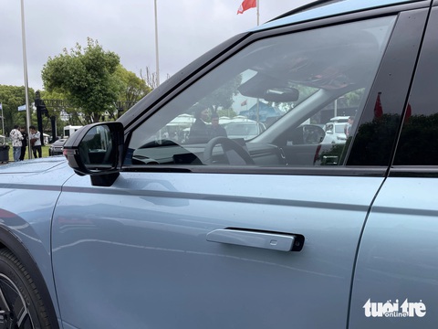 Chi tiết Jaecoo J7 sắp bán ở Việt Nam: Động cơ PHEV cho phép đi tới 1.200km, chống ồn là điểm cộng- Ảnh 4. Tay nắm cửa dạng thò/thụt ẩn vào thân xe.