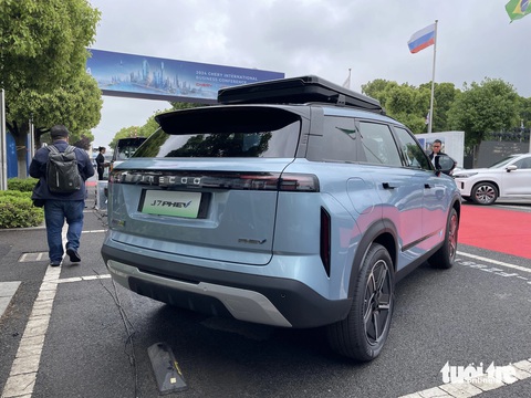Chi tiết Jaecoo J7 sắp bán ở Việt Nam: Động cơ PHEV cho phép đi tới 1.200km, chống ồn là điểm cộng- Ảnh 6. Đèn hậu dàn ngang hợp xu hướng hiện nay, cùng cột C sơn đen tạo hiệu ứng trần xe lơ lửng. Thiết kế tổng thể vuông vắn gợi nhớ đến các mẫu xe Land Rover.
