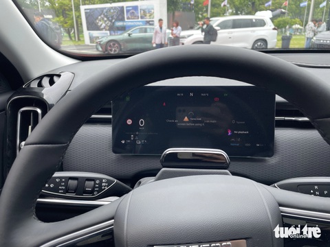 Chi tiết Jaecoo J7 sắp bán ở Việt Nam: Động cơ PHEV cho phép đi tới 1.200km, chống ồn là điểm cộng- Ảnh 8. Bảng đồng hồ dạng màn hình kỹ thuật số 10,25 inch. Vô-lăng tích hợp các phím bấm dạng cảm ứng. Phía sau tay lái nhiều khả năng là hệ thống hồng ngoại có nhiệm vụ giám sát người lái