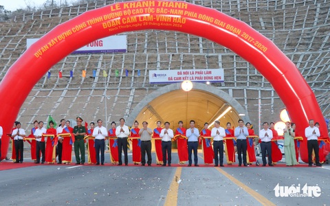 Thủ tướng Phạm Minh Chính cắt băng khánh thành cao tốc Cam Lâm - Vĩnh Hảo- Ảnh 3. Thủ tướng Phạm Minh Chính cùng đoàn công tác, lãnh đạo tỉnh Ninh Thuận, nhà đầu tư... cắt băng khánh thành cao tốc Cam Lâm - Vĩnh Hảo - Ảnh: DUY NGỌC