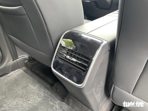 Chi tiết Jaecoo J7 sắp bán ở Việt Nam: Động cơ PHEV cho phép đi tới 1.200km, chống ồn là điểm cộng- Ảnh 14. Hàng ghế sau có cổng sạc USB và cửa gió làm mát.