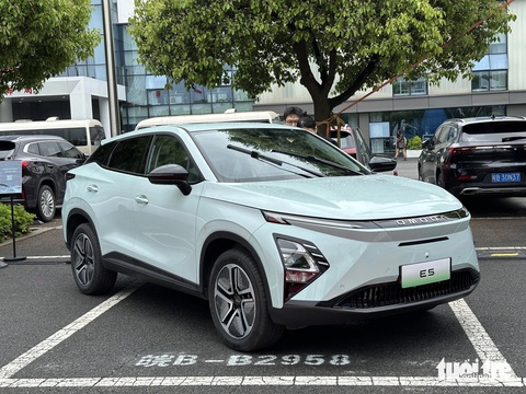 Chi tiết Omoda E5 sẽ 'đổ bộ' Việt Nam: Thép cường độ cao, chuẩn 5 sao an toàn- Ảnh 12. Omoda E5 dùng pin 61 kWh kết hợp với mô tơ điện truyền động trục trước có công suất 204 mã lực. Xe tăng tốc từ 0 lên 100km/h mất 7,6 giây, tầm vận hành tối đa 430km. Công nghệ sạc nhanh giúp xe sạc đến 80% bằng nguồn 110 kW chỉ trong 30 phút. Nhiều trang bị an toàn như ga tự động thích ứng, cảnh báo tiền va chạm, hỗ trợ phanh khẩn cấp, cảnh báo lệch làn và hỗ trợ giữ làn đường, cảnh báo điểm mù...