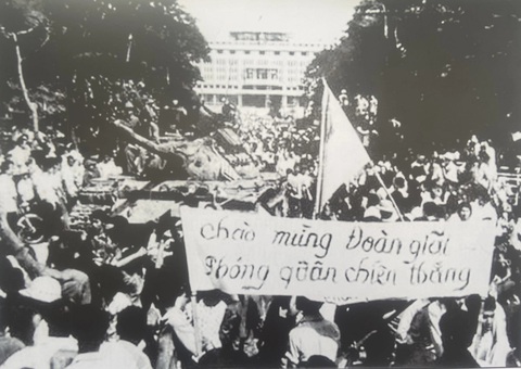 Nhân dân Sài Gòn chào đón đoàn Giải phóng quân chiến thắng Nhân dân Sài Gòn chào đón đoàn Giải phóng quân chiến thắng