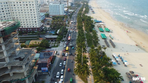 Dòng người nườm nượp đổ ra ‘bãi biển đẹp nhất hành tinh’ để giải nhiệt- Ảnh 5. Dòng xe cộ trên tuyến đường ven biển - Ảnh: ĐOÀN CƯỜNG
