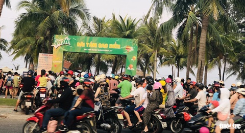 Dòng người nườm nượp đổ ra ‘bãi biển đẹp nhất hành tinh’ để giải nhiệt- Ảnh 6. Ùn ùn người vào bãi tắm gởi xe - Ảnh: ĐOÀN CƯỜNG