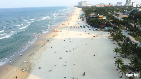 Dòng người nườm nượp đổ ra ‘bãi biển đẹp nhất hành tinh’ để giải nhiệt- Ảnh 9. Nhiều bãi biển ở Đà Nẵng rất đẹp - Ảnh: ĐOÀN CƯỜNG
