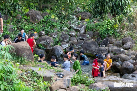 Tắm mát ở giếng cổ 2.000 năm tuổi trong chuỗi ngày nóng kỷ lục miền Trung- Ảnh 3. Hàng trăm người về các giếng cổ tắm mát - Ảnh: HOÀNG TÁO