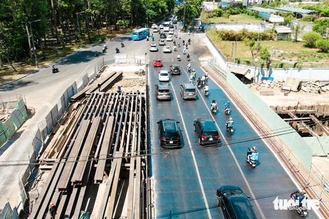 Nhiều công trình giao thông trọng điểm ở TP.HCM làm xuyên lễ- Ảnh 10. Đại diện chủ đầu tư cho biết hiện khối lượng toàn dự án đường nối Trần Quốc Hoàn - Cộng Hòa đạt 45%, dự kiến hoàn tất vào cuối năm nay theo tiến độ đề ra. Dự án dài hơn 4km, tổng mức đầu tư 4.848 tỉ đồng - Ảnh: PHƯƠNG NHI