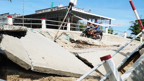 Sông trơ đáy, cầu đường tiền tỉ sụp xuống sông ở Cà Mau- Ảnh 1. Những cầu bê tông ở xã Khánh Hưng trị giá hơn tỉ đồng mới đưa vào sử dụng nhưng bị sụp, gãy các nhịp, xe ô tô không thể lưu thông được - Ảnh: THANH HUYỀN