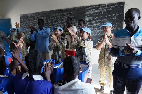Bác sĩ mũ nồi xanh Việt Nam tặng quà học sinh Nam Sudan nhân ngày 30-4- Ảnh 2. Bệnh viện dã chiến cấp 2 số 5 tổ chức trò chơi và hát cùng các học sinh nữ tại một trường cấp 1 tại Nam Sudan - Ảnh: BVCC