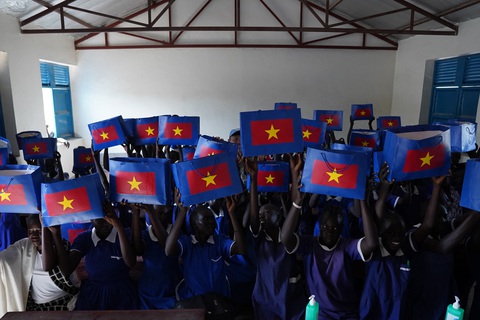 Bác sĩ mũ nồi xanh Việt Nam tặng quà học sinh Nam Sudan nhân ngày 30-4- Ảnh 1. Các em học sinh vui mừng khi nhận được quà từ Bệnh viện dã chiến cấp 2 số 5 Việt Nam - Ảnh: BVCC