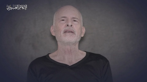 Con tin Keith Siegel, 64 tuổi, nói trong video do Hamas công bố ngày 27-4 - Ảnh: REUTERS Con tin Keith Siegel, 64 tuổi, nói trong video do Hamas công bố ngày 27-4 - Ảnh: REUTERS