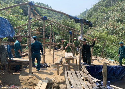 Công an truy quét 'vàng tặc' ở thủ phủ vàng Phước Sơn- Ảnh 1. Lực lượng chức năng truy quét, tháo dỡ lán trại của