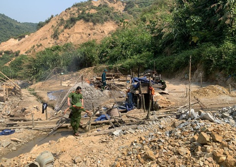 Công an truy quét 'vàng tặc' ở thủ phủ vàng Phước Sơn- Ảnh 2. Công an tháo dỡ các lán trại của