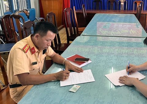 Phạt tiền du khách tiểu bậy xuống biển ở Vũng Tàu- Ảnh 2. CSGT Vũng Tàu lập biên bản về lỗi dừng xe ngược chiều với tài xế V. - Ảnh: Đ.H.