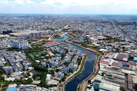 Theo Ban quản lý dự án đầu tư xây dựng hạ tầng đô thị TPHCM (chủ đầu tư), dự án Kênh Tham Lương - Bến Cát - Rach Nước Lên chia làm 10 gói thầu xây lắp. Sau khoảng 1 năm thi công, tổng khối lượng dự án đạt hơn 50%. Trong đó, hạng mục xây dựng bờ kè đạt gần 49% khối lượng - Ảnh: PHƯƠNG QUYÊN Theo Ban quản lý dự án đầu tư xây dựng hạ tầng đô thị TPHCM (chủ đầu tư), dự án Kênh Tham Lương - Bến Cát - Rach Nước Lên chia làm 10 gói thầu xây lắp. Sau khoảng 1 năm thi công, tổng khối lượng dự án đạt hơn 50%. Trong đó, hạng mục xây dựng bờ kè đạt gần 49% khối lượng