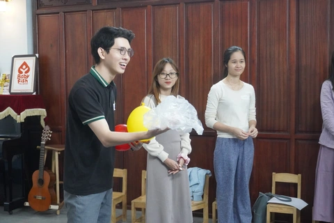 Đời hạnh phúc khi ta hạnh phúc- Ảnh 5. Lớp học sử dụng các chất liệu đa dạng như bóng bay, bịch ni lông tái chế để tạo ra tương tác với người tham dự - Ảnh: NVCC