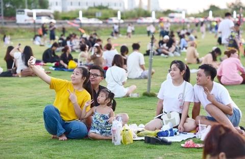 Những gia đình người lao động trẻ vui chơi ở cánh đồng diều nằm trong công viên dự án The Global City trên đường Đỗ Xuân Hợp, TP Thủ Đức, TP.HCM - Ảnh: DUYÊN PHAN Những gia đình người lao động trẻ vui chơi ở cánh đồng diều nằm trong công viên dự án The Global City trên đường Đỗ Xuân Hợp, TP Thủ Đức, TP.HCM - Ảnh: DUYÊN PHAN